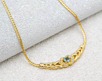 Gargantilla vintage con babero de aguamarina azul claro. Collar de barra curva dorada. Piedra natal de marzo. Gargantilla de cadena de espiga dorada con cristal transparente.