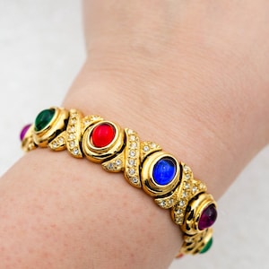 Pulsera vintage gripoix colorida. Pulsera gruesa dorada para muñecas pequeñas. Pulsera llamativa XO con diamantes de imitación.