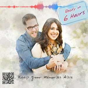 Puede incluir: Una pintura de acuarela de una pareja abrazándose. El hombre lleva una camisa azul y la mujer lleva una camisa blanca con una bufanda estampada. El texto "Ready in 6 Hours" está en un cuadro azul en la esquina superior derecha. El texto "Keep your memories alive" está en la parte inferior de la imagen.