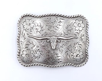 Fibbia per cintura Nocona in argento con toro Longhorn e decorazioni floreali incise, bordo in corda stile western.