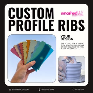 Op de afbeelding: Een set kleurrijke plastic gereedschappen voor het maken van aangepaste pottenribben. De gereedschappen zijn in een hand gerangschikt, met de tekst "YOUR DESIGN" en "PICK A SIZE, PICK A COLOR, THEN SEND US YOUR DESIGN OR IDEA! WE'LL MAKE THE TOOL YOU'RE DREAMING OF" eronder.