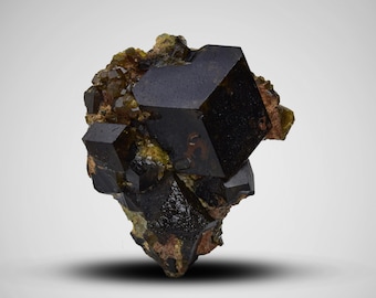 Esemplare di cristallo di granato andradite: minerale da 26 carati, origine afghana
