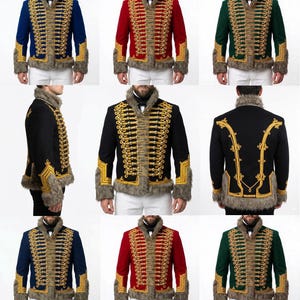 Puede incluir: Una colección de chaquetas de estilo militar en varios colores: azul marino, rojo, verde y negro. Cada chaqueta presenta adornos dorados, ribete de piel en el cuello y los puños, y un diseño cruzado. Las chaquetas se muestran sobre un fondo blanco.