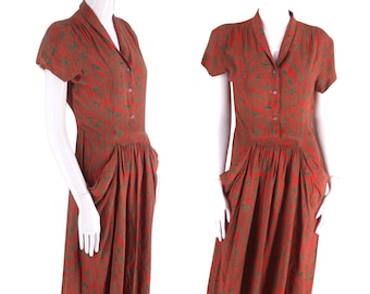 Jaren '40 koude rayon print dagjurk, vintage jaren 1940 Egypte Hiëroglifische print op maat gemaakte jurk, gedrapeerde jurk uit de Tweede Wereldoorlog M/L 29"W