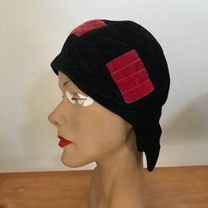 20s CLOCHE HAT black silk velvet w/ pink trim and rosette 1920s antique vintage image 2