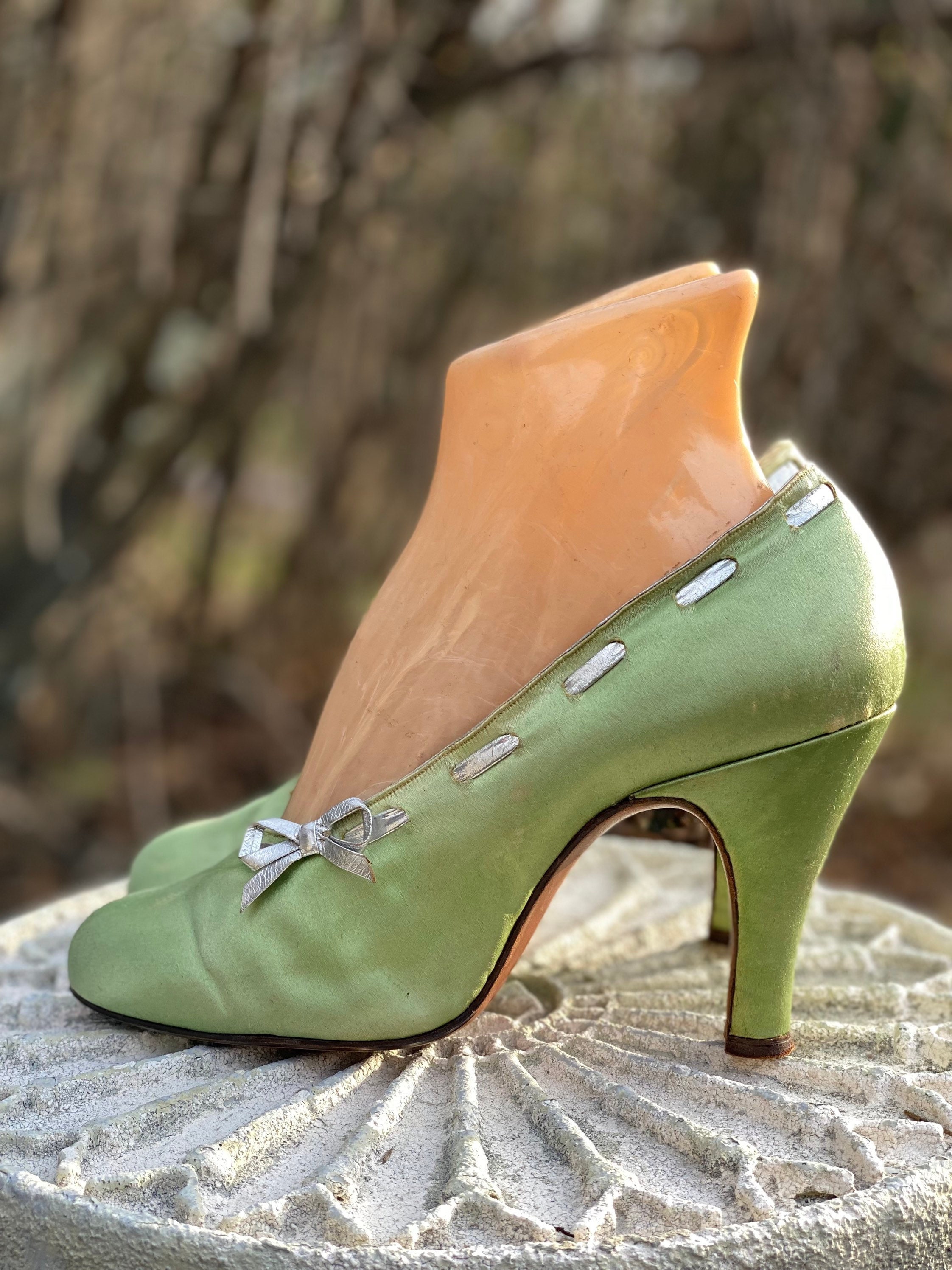 20s silk shoes celery green sz 6 / vintage 1920s ENGLAND flapper high