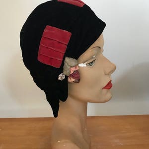 20s CLOCHE HAT black silk velvet w/ pink trim and rosette 1920s antique vintage image 3