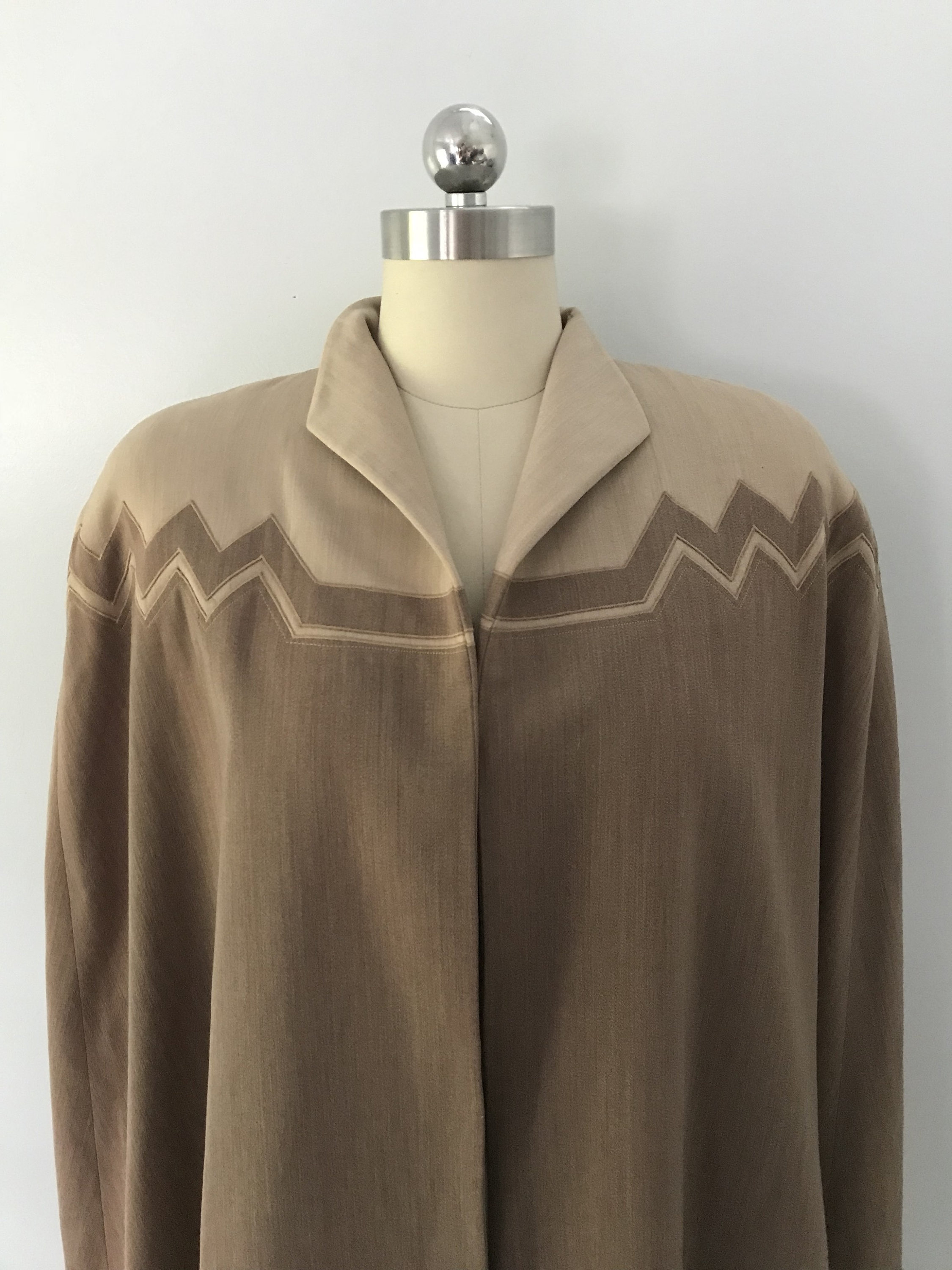 40s gabardine cape / vintage 1940s WWII ERA zig zag applique neutral cape