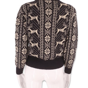 1940s Womens sweater size Small, knit reindeer print, Intarsia ski sweater black and cream 40s 30s knitwear image 4