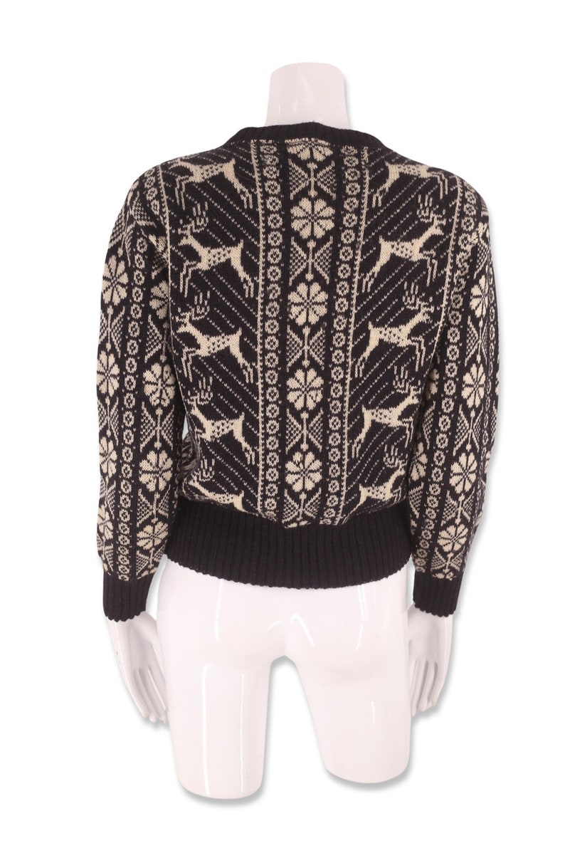 1940s Womens sweater size Small, knit reindeer print, Intarsia ski sweater black and cream 40s 30s knitwear image 4