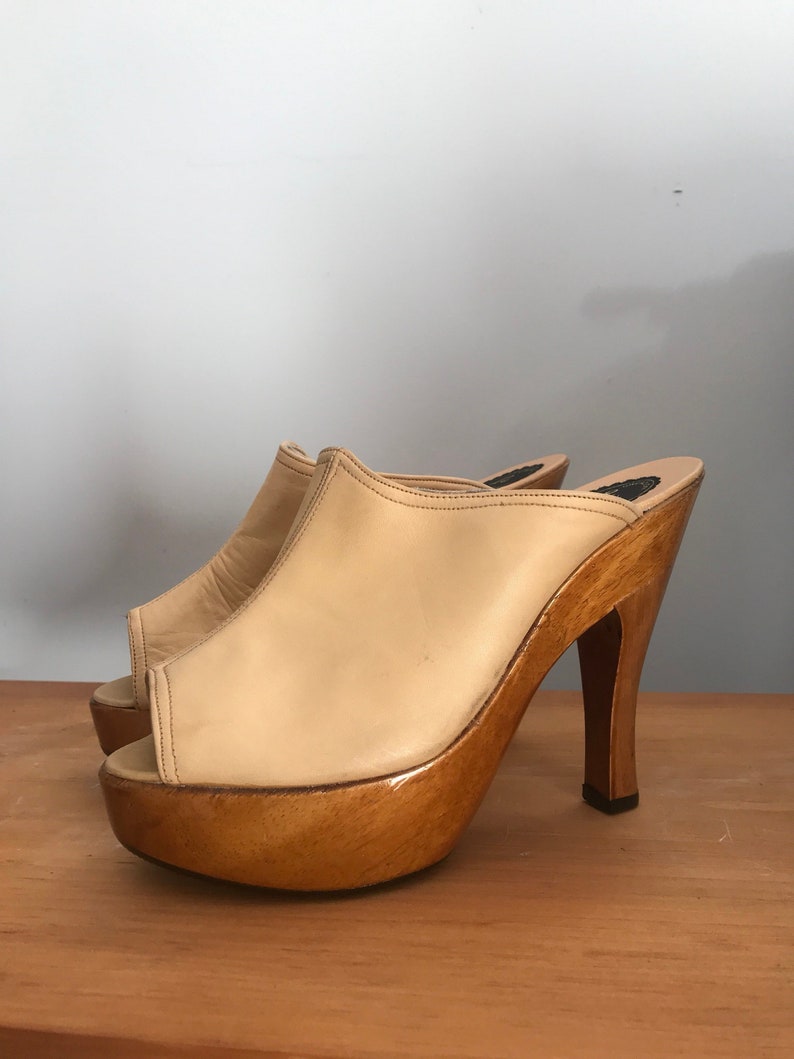 70s Italian Beige Leather Wooden Platforms High Heels Clogs Shoes Size 7 Vintage 1970s