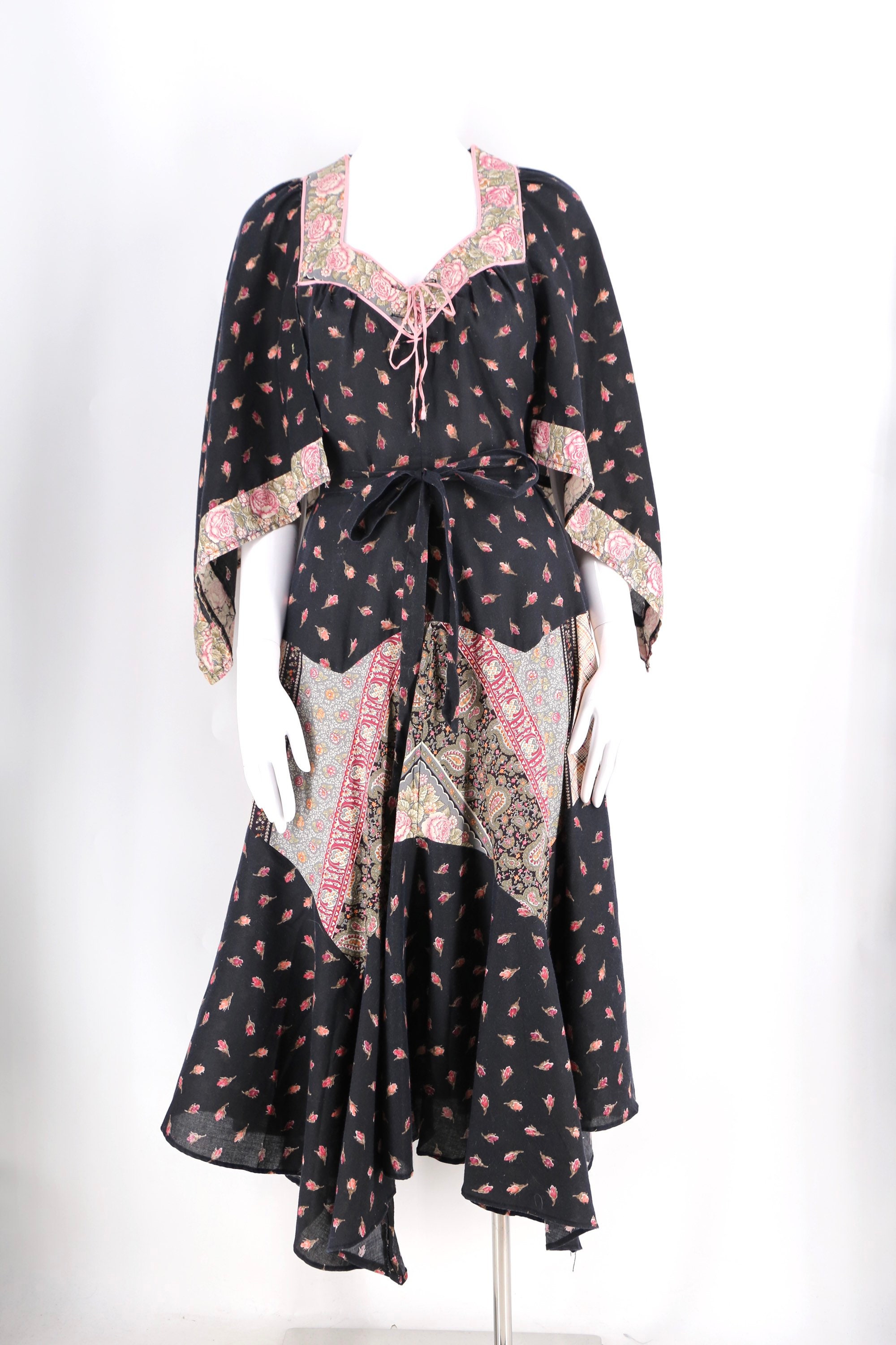 70s black floral cotton Stevie dress sz M / vintage 1970s kerchief hem