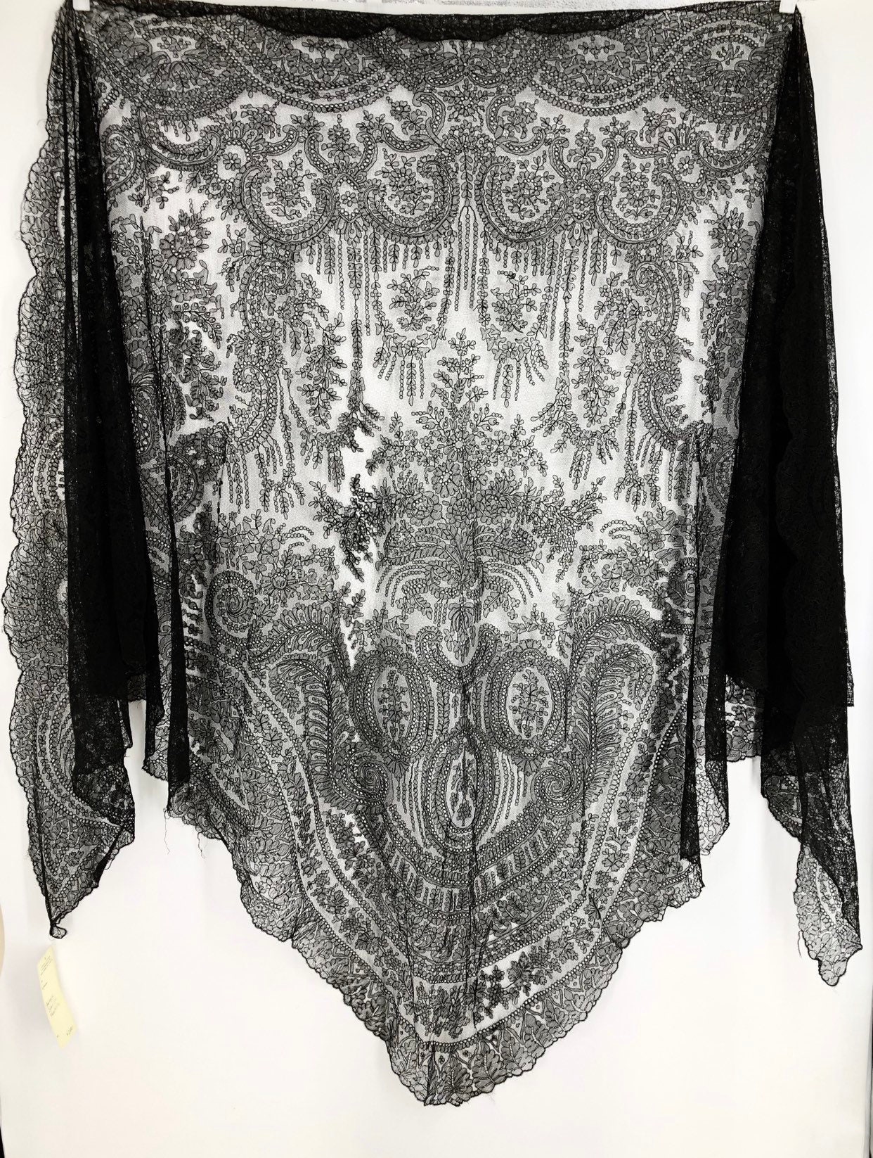 1800s CHANTILLY LACE Victorian shawl or mantilla