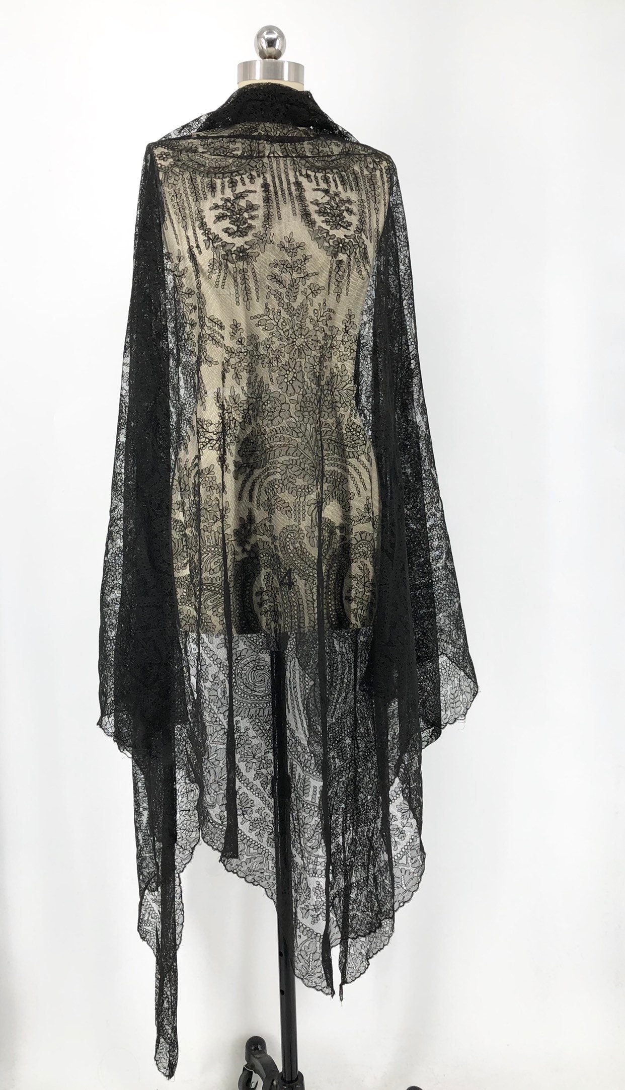 1800s CHANTILLY LACE Victorian shawl or mantilla