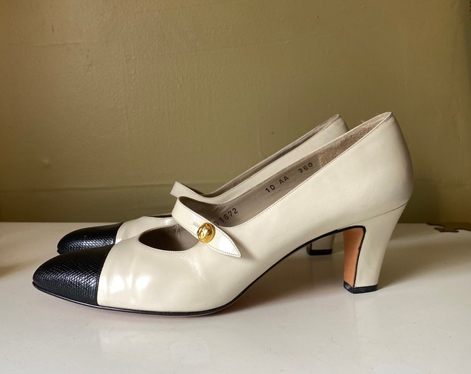 80s FERRAGAMO Mary Jane shoes sz 10 AA  / vintage 1980s beige navy pumps high heels shoes Italy