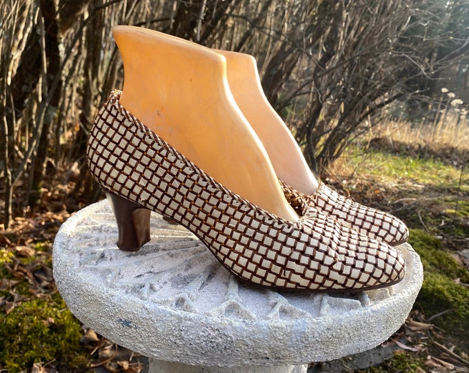 20s sz 7 basketweave leather high heels shoes  / vintage 1920s brown cream Deco era flapper pumps 1930s sz 7