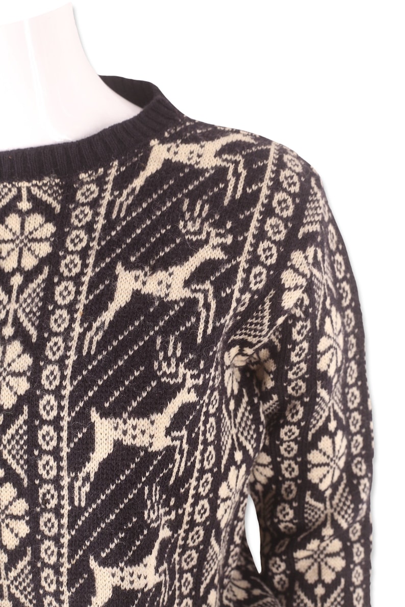 1940s Womens sweater size Small, knit reindeer print, Intarsia ski sweater black and cream 40s 30s knitwear image 5