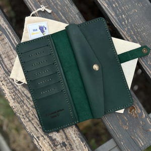 Long portefeuille vert à deux volets gravé, porte-monnaie en cuir, long portefeuille pour hommes, accessoires en cuir faits main, organisateur de cartes frère personnalisé