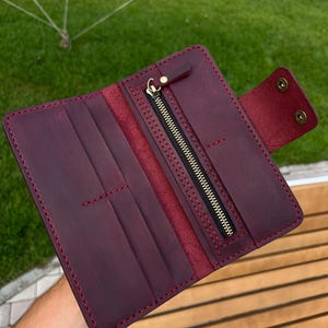Cartera plegable delgada hecha a mano, billetera larga para hombre de cuero genuino Crazy Horse en color burdeos, accesorios de cuero personalizados, billetera de cuero para tarjetas