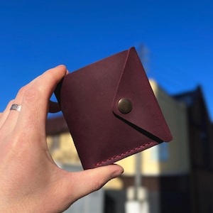 Billetera pequeña tipo sobre, billetera de piel burdeos personalizada, tarjetero personalizado, billetera minimalista, accesorios de piel hechos a mano