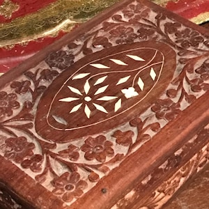 Vintage Carved and Inlaid Trinket Wooden Box, Carved Wooden Jewellery Box, Inlay Jewellery Box, Vintage wooden Inlaid Trinket Box