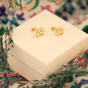 14K Engraved Paw Print Name Stud, Puppy Name Studs, Personalized Minimalist Paw Earring,Kitten Name Stud, Kids Animal Cat&#39;s Day Name Stud