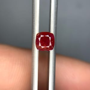 Natürlicher Roter Rubin Edelstein: 0.98 Karat Kissenschliff aus Afghanistan