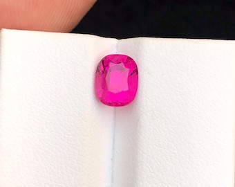Lebendiger rosa Rubellit-Turmalin Edelstein: 2.39 Karat Kissenschliff, Afghanistan Herkunft