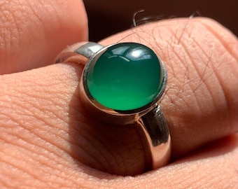 Anillo de cabujón de ágata verde natural, unisex, hecho a mano en plata de ley. Diseño clásico. Disponible en varios tamaños.