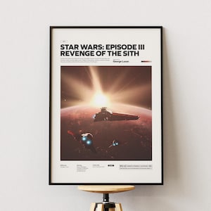 Op de afbeelding: Ingelijste poster voor Star Wars: Episode III Revenge of the Sith. Het kunstwerk toont een ruimteschip boven een planeet met een heldere zonnestraling. De poster heeft een zwart frame en staat op een houten kruk.