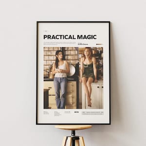 Könnte beinhalten: Ein vertikales rechteckiges Poster mit dem Titel Practical Magic, das ein Standbild aus einem Film mit zwei Personen in einer Küche zeigt. Das Design umfasst schwarzen Text, einen weißen Hintergrund und technische Film-Credits am unteren Rand.