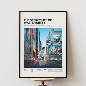 以下が含まれることがあります： 映画「The Secret Life of Walter Mitty」のフレーム入りポスター。ポスターには、都市を背景にブリーフケースを持って走る男性が描かれています。タイトルは太字の黒いフォントで表示されています。ポスターは黒いフレームに入っています。