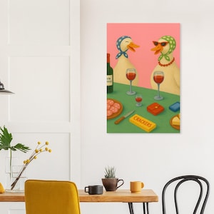 Könnte beinhalten: Eine skurrile Illustration zeigt zwei Enten bei einem Picknick. Eine Ente trägt ein blaues Polka-Dot-Tuch, die andere ein grünes mit Sonnenbrille. Eine Weinflasche, Rotweingläser, Cracker und Snacks stehen auf einem grünen Tisch vor einem rosa Hintergrund.