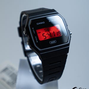 Anpassad Casio F91 Black Edition med röd metallnätmod