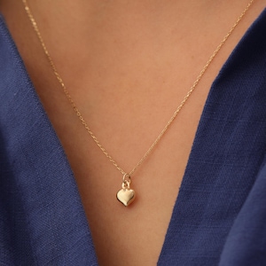 14k Solid Gold Heart Necklace / Minimalist Design Sacred Heart Pendant / Valentine&#39;s Day Gift for Women /Engreved Necklace  / Love Necklace