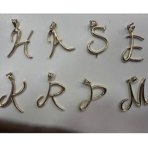 Colgante de oro macizo de 14 quilates con letras manuscritas. Regalo personalizado. Collar con letras cursivas. El regalo perfecto para ella.