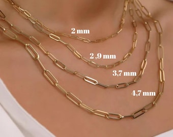 Puede incluir: Se muestran cuatro collares de cadena dorados con diferentes tamaños de eslabones. Las cadenas tienen 2 mm, 2,9 mm, 3,7 mm y 4,7 mm de ancho. Los collares se muestran sobre un fondo de tono de piel.