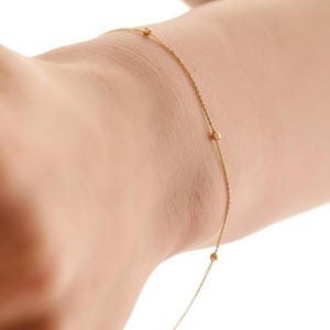 14K massief gouden minikralenarmband / sierlijke echt gouden balkettingarmband / minimalistische alledaagse sieraden / gouden kettingarmband / cadeau voor haar