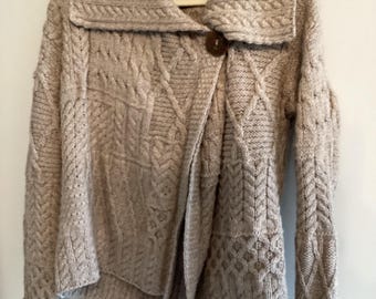 IRELAND VINTAGE Cable Stitch Hand Knit Creamy Toasty Cozy Soft Irish Sweater Made in EUROPE Blarney Woolen Mills 100% Merino Wool Size M