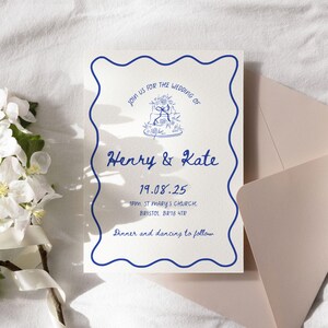 Pu&ograve; includere: Un invito di nozze blu e bianco con un'illustrazione di torta decorativa e il testo "join us for the wedding of Henry & Kate 19.08.25 1pm. St Mary's Church. Bristol, BR18 4TR Dinner and dancing to follow"