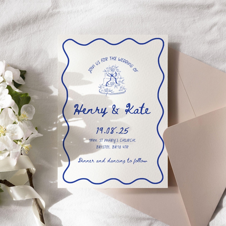 Pu&ograve; includere: Un invito di nozze blu e bianco con un'illustrazione di torta decorativa e il testo "join us for the wedding of Henry & Kate 19.08.25 1pm. St Mary's Church. Bristol, BR18 4TR Dinner and dancing to follow"