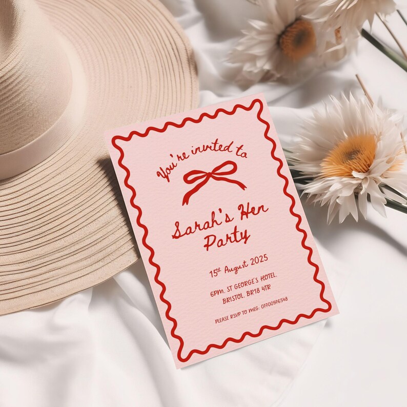 Pu&ograve; includere: Invito rosa con bordo rosso e testo rosso. L'invito dice "You're invited to Sarah's Hen Party" con un fiocco rosso. La data e l'ora della festa sono elencate come "15th August 2025, 6PM, ST GEORGE'S HOTEL, BRISTOL, BR18 4TR". L'invito include anche il testo "PLEASE RSVP TO IMEG OFF00976548".