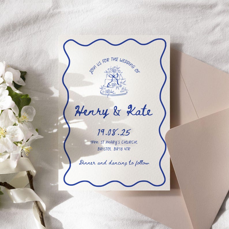 K&ouml;nnte beinhalten: Eine blaue und wei&szlig;e Hochzeitseinladung mit einer dekorativen Kuchenillustration und dem Text "join us for the wedding of Henry & Kate 19.08.25 1pm. St Mary's Church. Bristol, BR18 4TR Dinner and dancing to follow"
