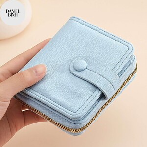 Cartera de moda para mujer con muchos compartimentos prácticos.