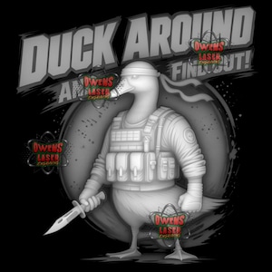 Op de afbeelding: Een grijstinten grafische illustratie van een eend gekleed in tactische militaire uitrusting, inclusief een vest en hoofdband, die een mes vasthoudt. De tekst DUCK AROUND AND FIND OUT staat in dikke, gestileerde letters boven de eend.