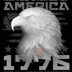 Könnte beinhalten: Ein grafisches Design mit einem weißen Weißkopfseeadlerkopf im Profil vor schwarzem Hintergrund. Der Text UNITED STATES OF AMERICA erscheint oben, mit 1776 und IT'S ALL ABOUT FREEDOM unten. Eine Flagge und Sterne sind sichtbar.