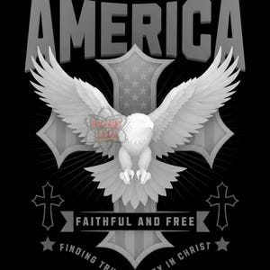Op de afbeelding: Een grafisch ontwerp op een zwarte achtergrond met een witte adelaar met gespreide vleugels voor een groot kruis. Het woord AMERICA staat bovenaan. Onder de adelaar staat een banner met FAITHFUL AND FREE en FINDING TRUE LIBERTY IN CHRIST eronder.