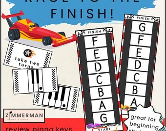Pode incluir: Um jogo educativo colorido intitulado "Race to the Finish!" apresenta um carro de corrida vermelho e amarelo, cartões de teclas de piano e pistas de corrida com notas musicais. O texto diz "great for beginning students!" e "review piano keys in a race to the finish".
