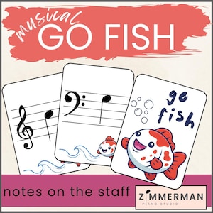 Puede incluir: Tres tarjetas blancas con notas musicales y un pez de dibujos animados. La tarjeta superior tiene una clave de sol y una nota. La tarjeta del medio tiene una clave de fa y una nota. La tercera tarjeta dice "go fish" con un pez sonriente.