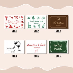 Puede incluir: Seis dise&ntilde;os rectangulares con temas de boda. Cada dise&ntilde;o incluye texto e ilustraciones, como nombres, fechas y elementos decorativos como corazones, c&oacute;cteles y anillos de boda. La paleta de colores incluye rojo, verde y marr&oacute;n.